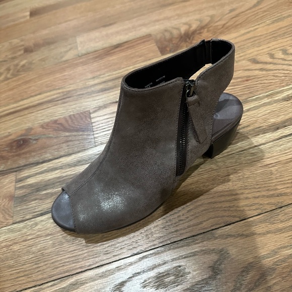 Size 9 Munro Slingbacks - Picture 3 of 5